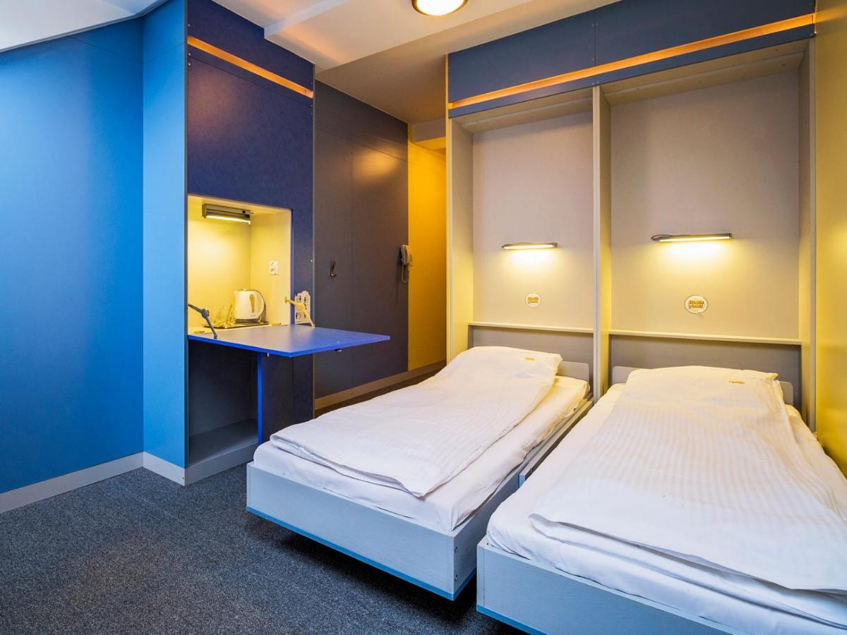 ウストロン Elemels Planet Bed & Breakfast エクステリア 写真
