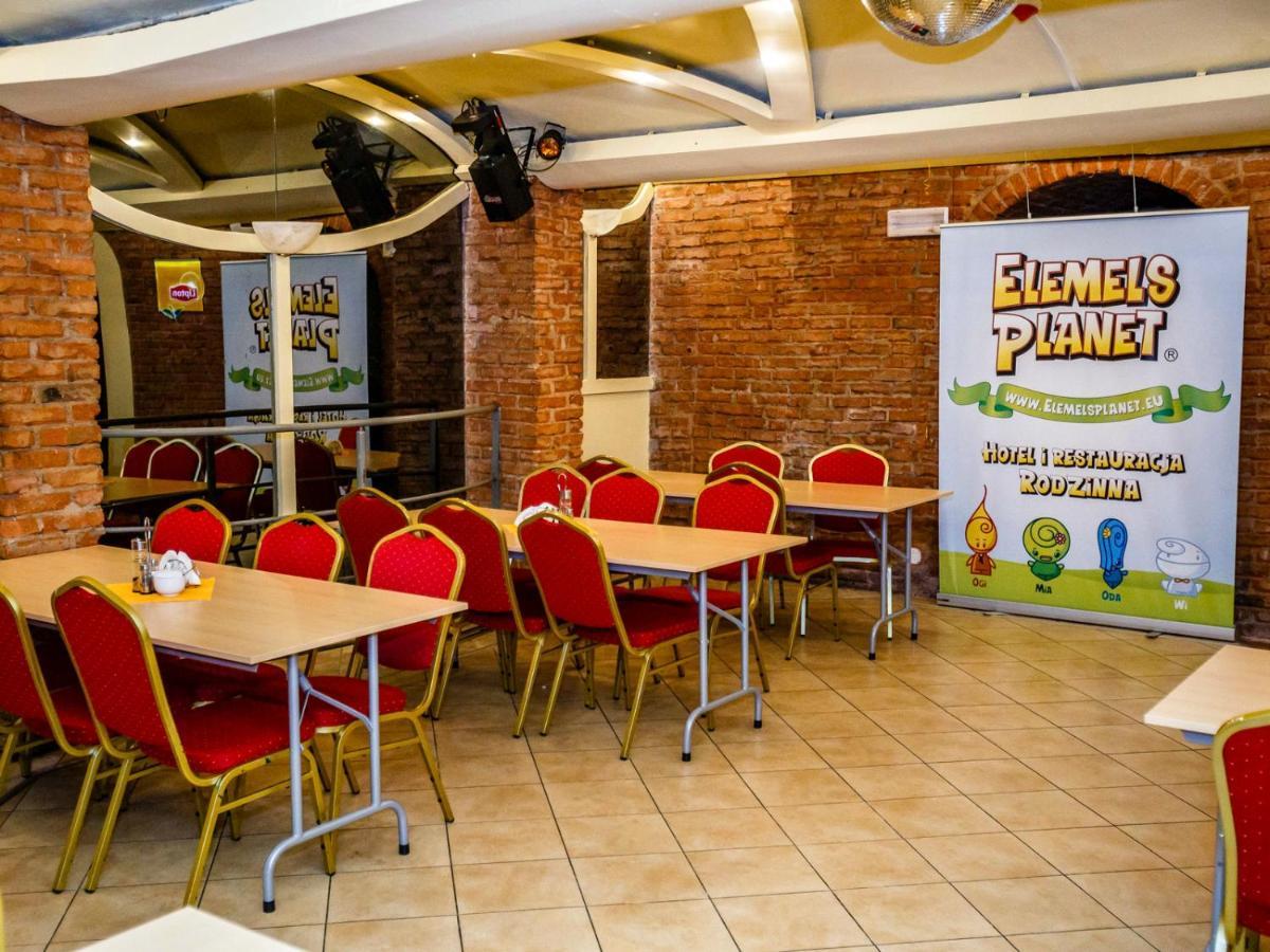 ウストロン Elemels Planet Bed & Breakfast エクステリア 写真