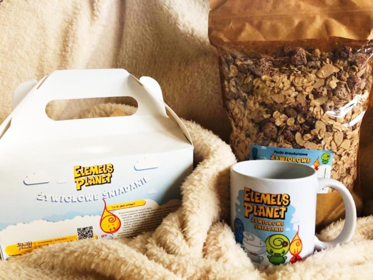 ウストロン Elemels Planet Bed & Breakfast エクステリア 写真