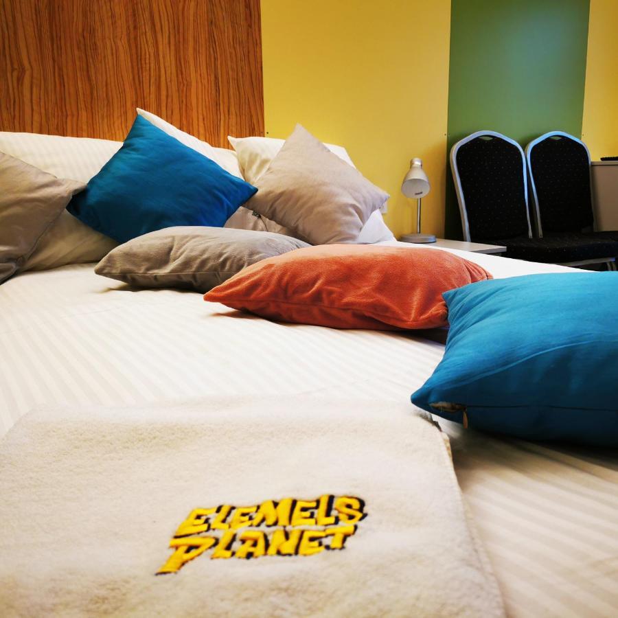ウストロン Elemels Planet Bed & Breakfast エクステリア 写真