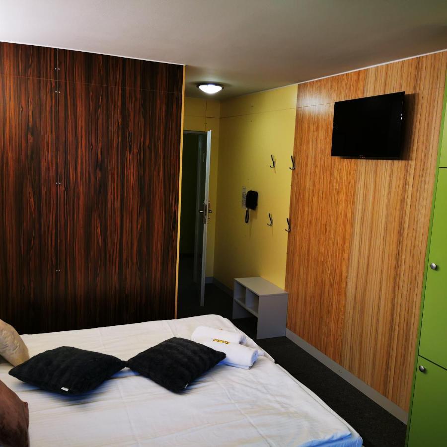 ウストロン Elemels Planet Bed & Breakfast エクステリア 写真