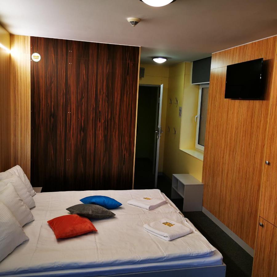 ウストロン Elemels Planet Bed & Breakfast エクステリア 写真