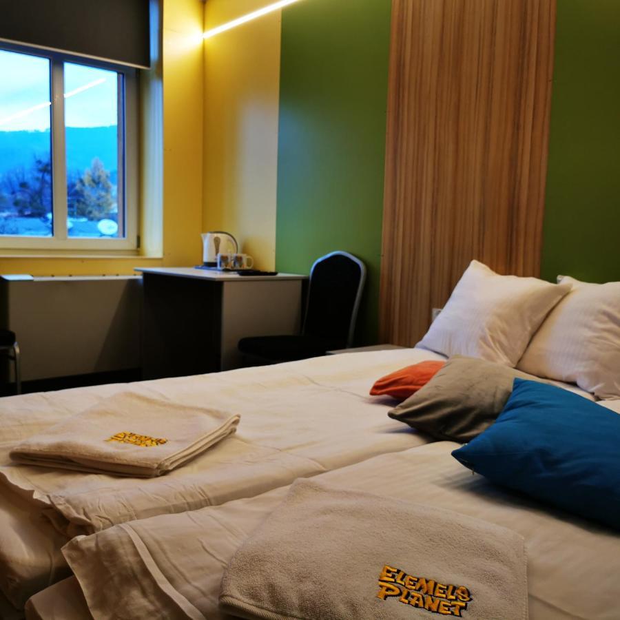 ウストロン Elemels Planet Bed & Breakfast エクステリア 写真