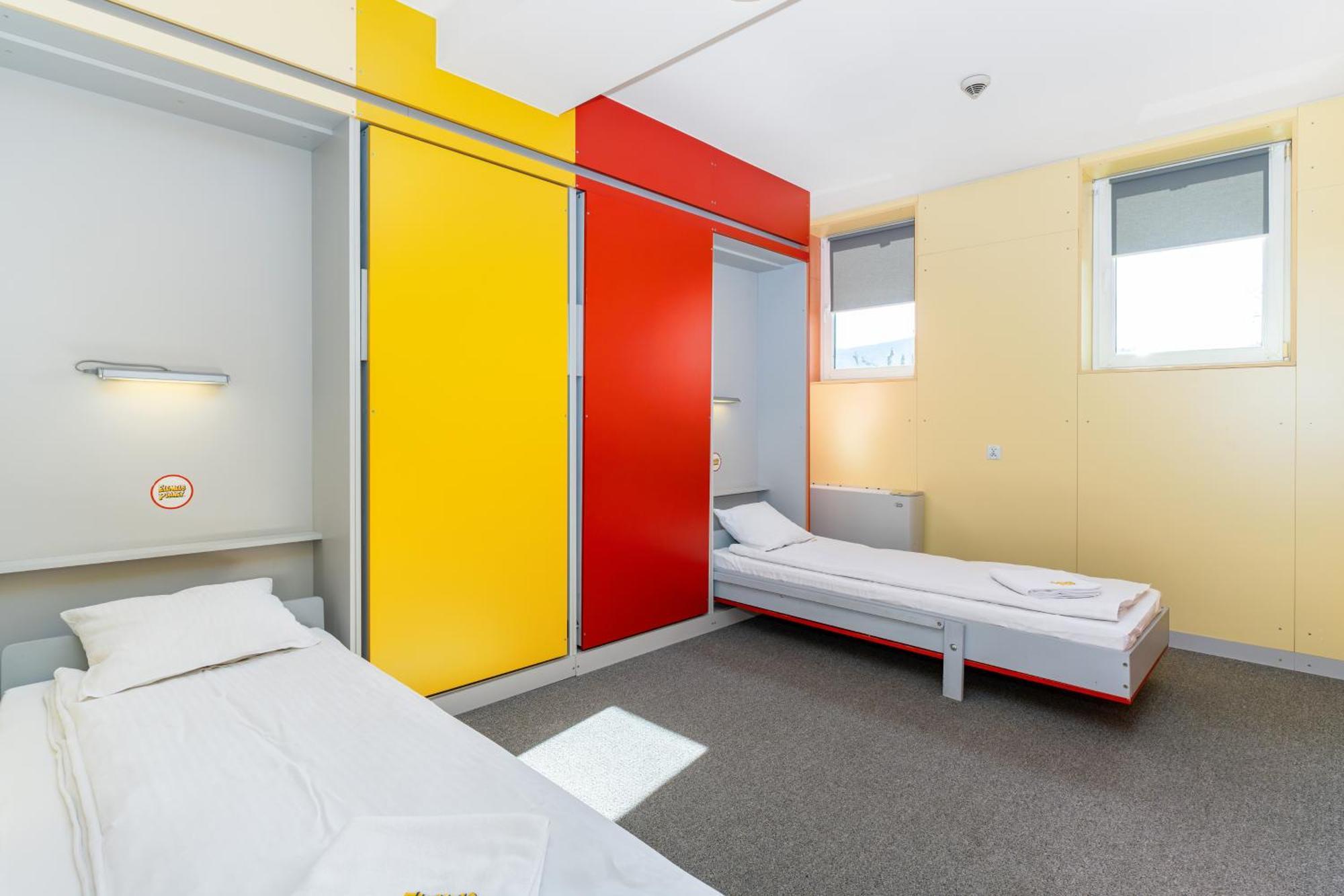 ウストロン Elemels Planet Bed & Breakfast エクステリア 写真