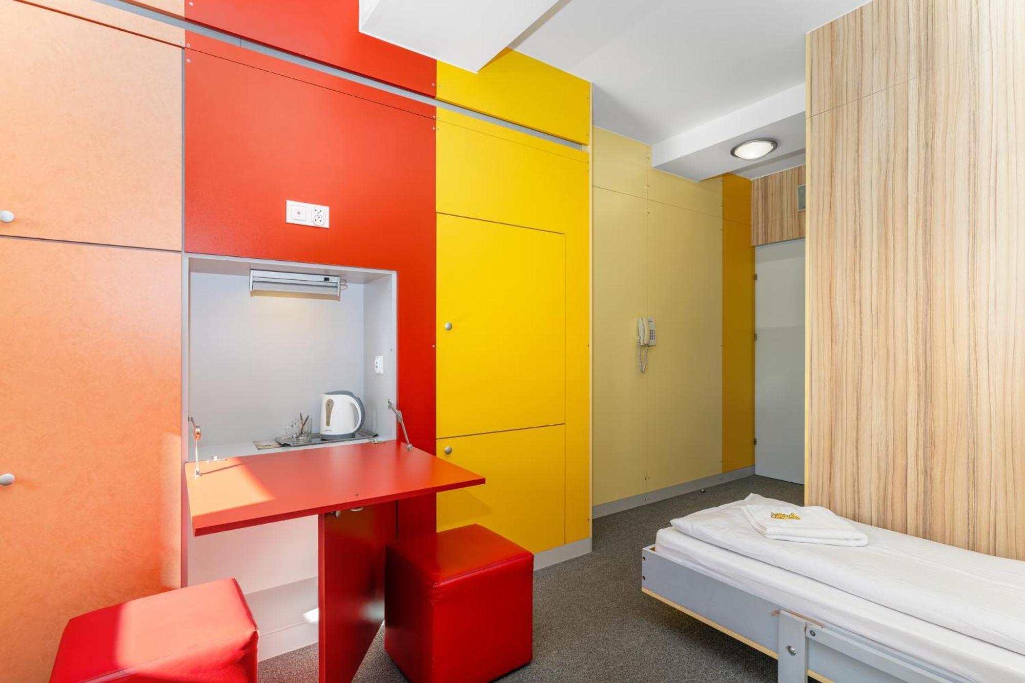 ウストロン Elemels Planet Bed & Breakfast エクステリア 写真
