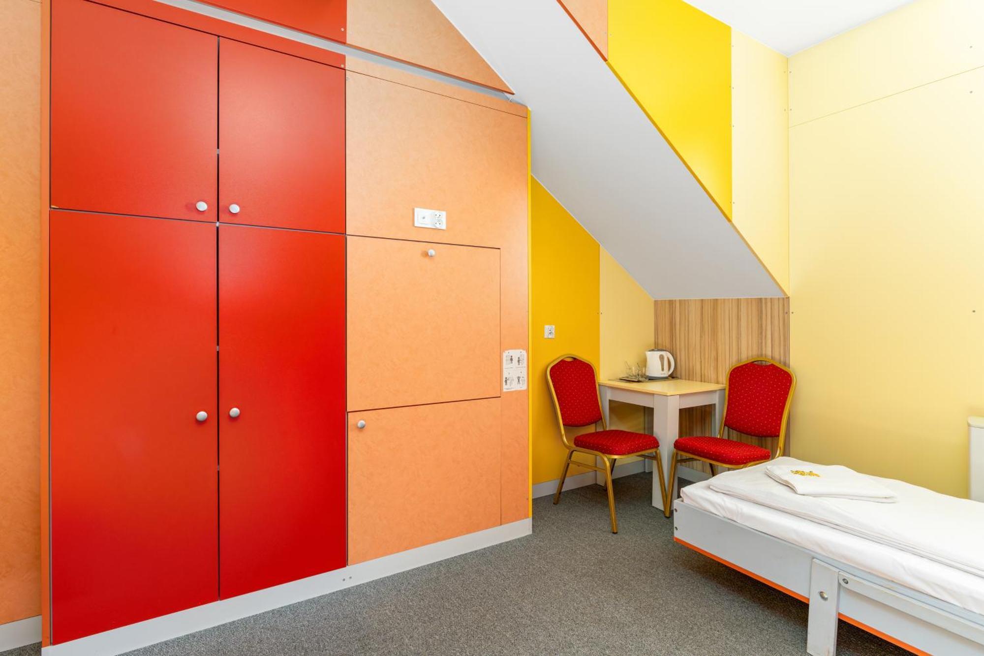 ウストロン Elemels Planet Bed & Breakfast エクステリア 写真