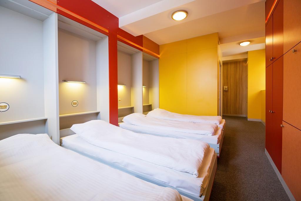 ウストロン Elemels Planet Bed & Breakfast エクステリア 写真